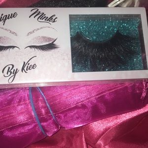 I’m selling mink lashes